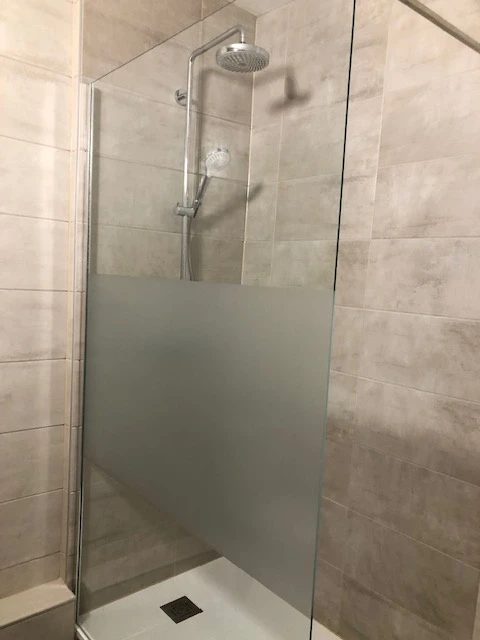 Paroi fixe avec zone de pudeur opaque